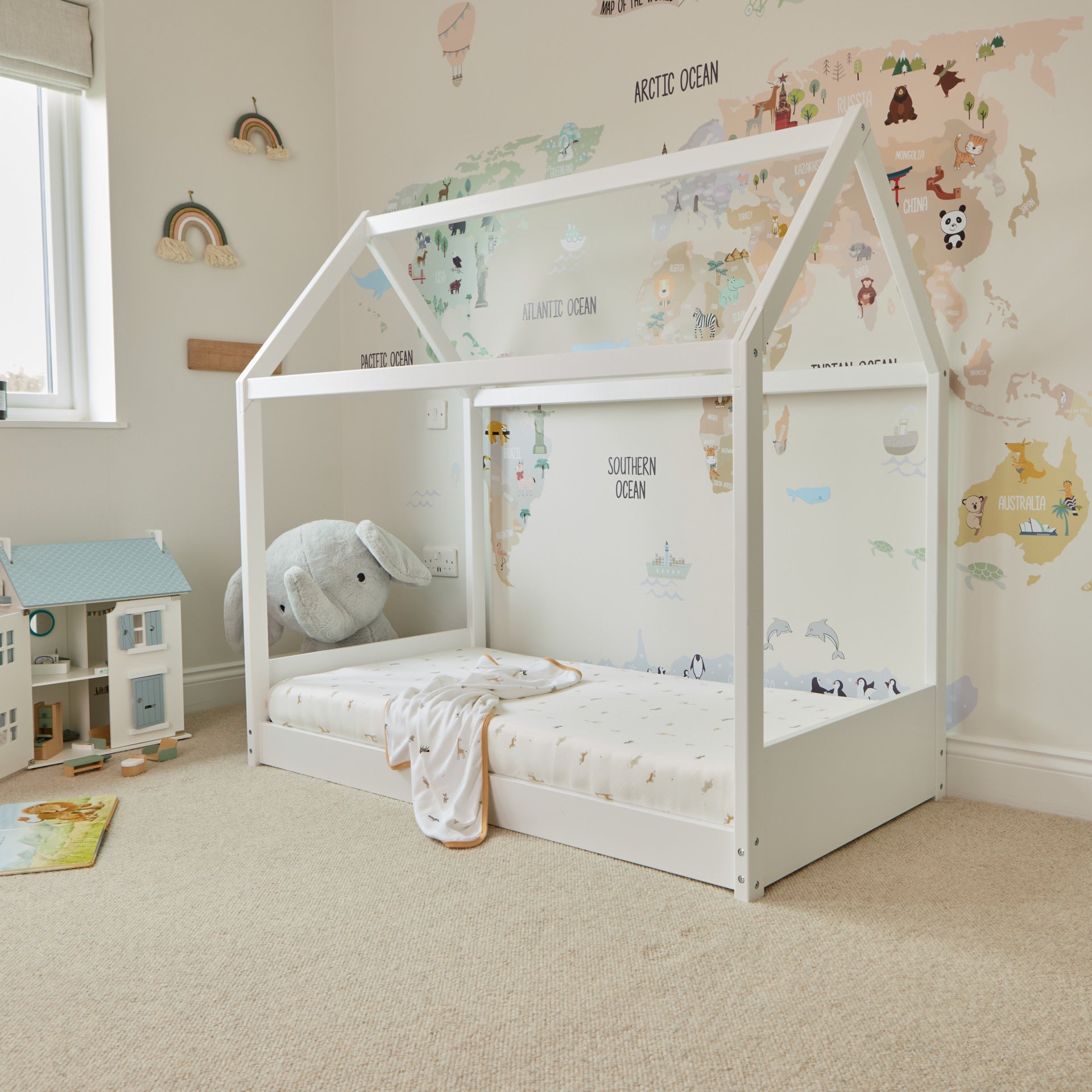 HUT Toddler Bed, Stratus Mattress, Sheets & Mattress Protector Bundle